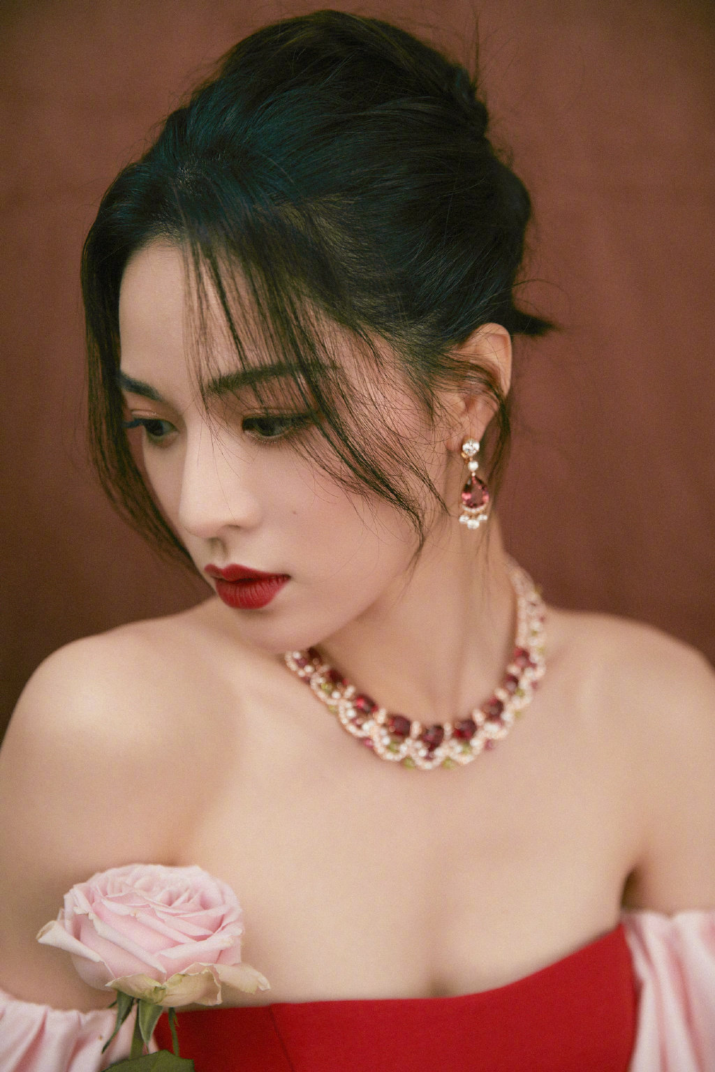 钟楚曦一字裸肩红色长裙挽起复古发髻佩戴着华丽宝石珠宝