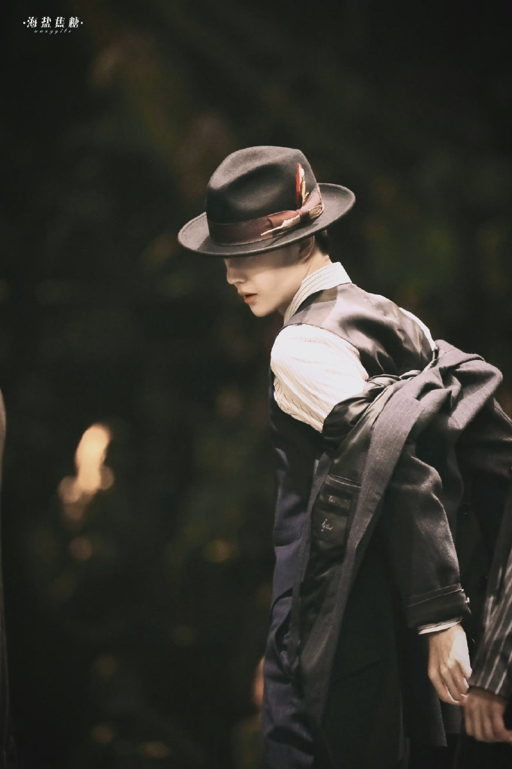 王一博戴黑色圆礼帽,西装,马甲,衬衫三件叠穿,层次分明……__财经头条