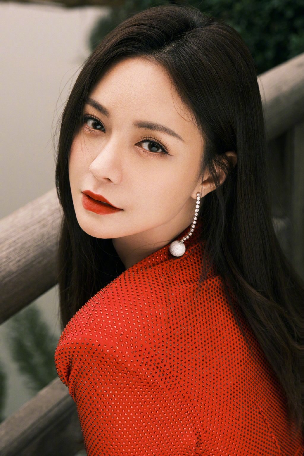 沈梦辰一袭红色亮钻开衩长裙搭配微卷长发和珍珠耳环