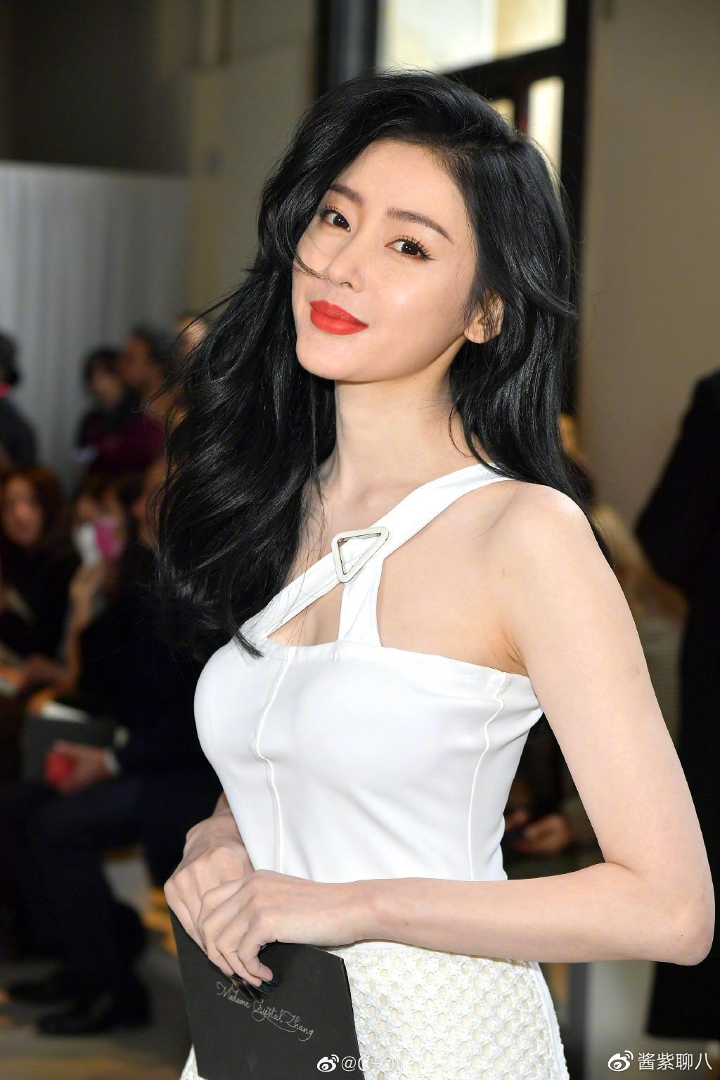 太飒了,张天爱巴黎时装周真空上阵,西装造型眼神犀利,这姐真牛