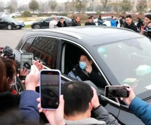 孙卓抵达深圳,俩儿轮番给孙海洋敬酒喝嗨,明天着力解决上学问题休闲区蓝鸢梦想 - Www.slyday.coM 孙卓抵达深圳,俩儿轮番给孙海洋敬酒喝嗨,明天着力解决上学问题休闲区蓝鸢梦想 - Www.slyday.coM