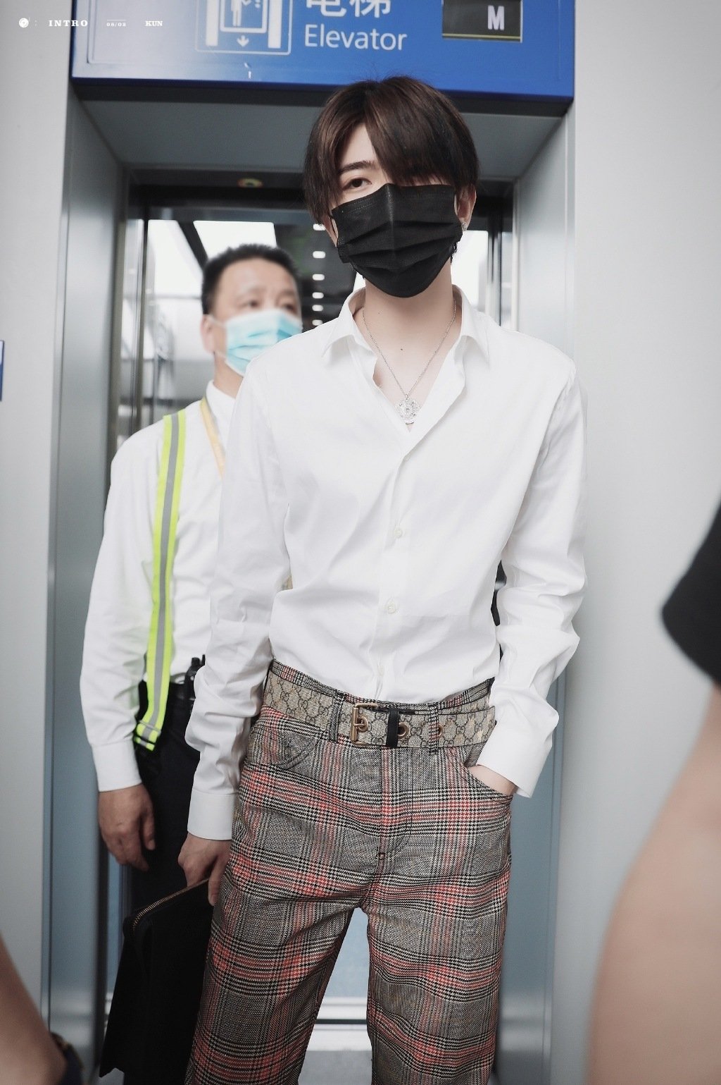 蔡徐坤 机场街拍,身着白衬衫搭配格纹长裤,顺毛发型慵懒又乖巧