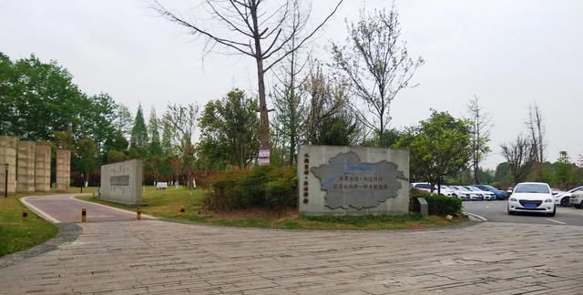 成都市郫都區有個公園,可領略法治中國,處處是知識海洋