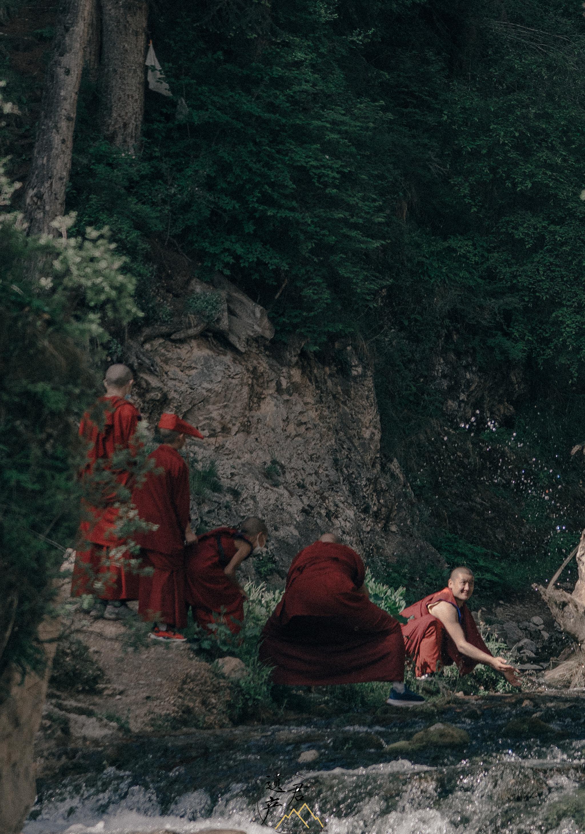 郎木寺大峡谷里出游的僧人