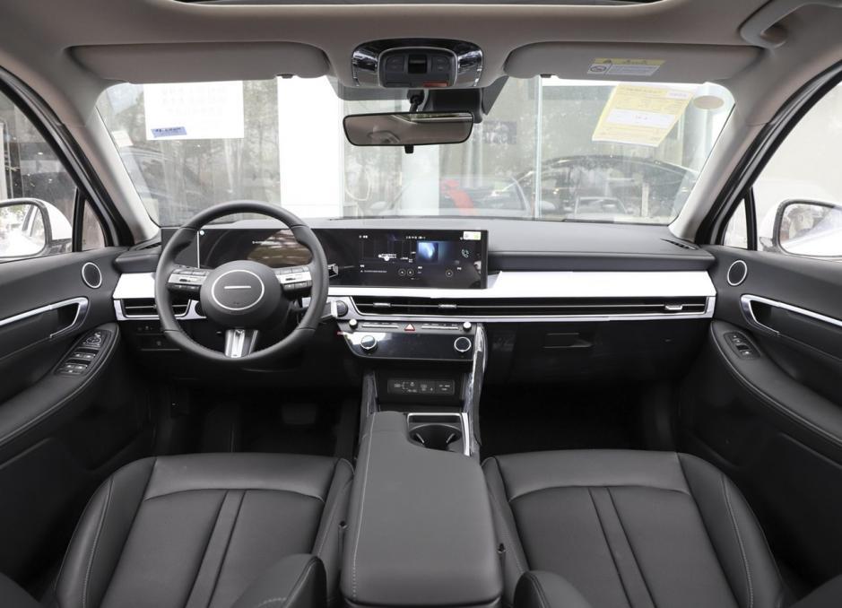 新浪汽车>汽车看点>自媒体>正文> 内饰方面,在中控部分,采用的是两块