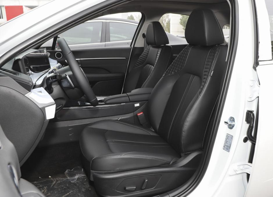 新浪汽车>汽车看点>自媒体>正文> 内饰方面,在中控部分,采用的是两块