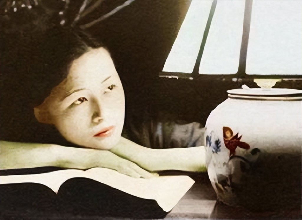 1988年张幼仪安详去世,墓碑上仅刻四个字,却透着对徐志摩的嘲讽