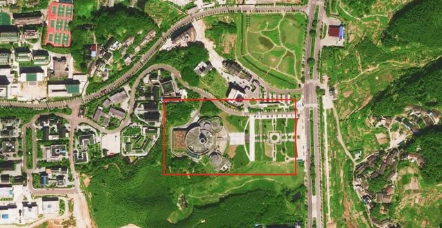 卫星航拍浙江龙泉市:龙泉溪穿城而过,河中还有一个岛屿