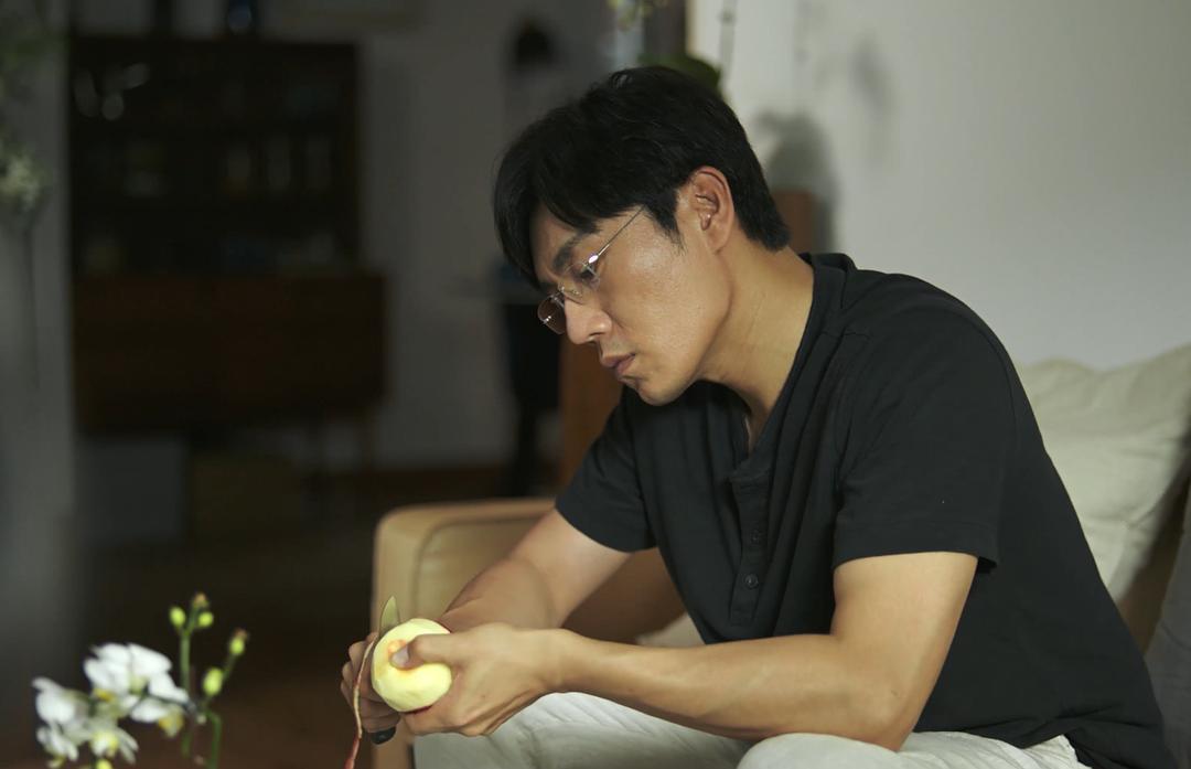 《隐秘的角落》吃水果也有讲究.张东升吃苹果用刀_高清图集_新浪网