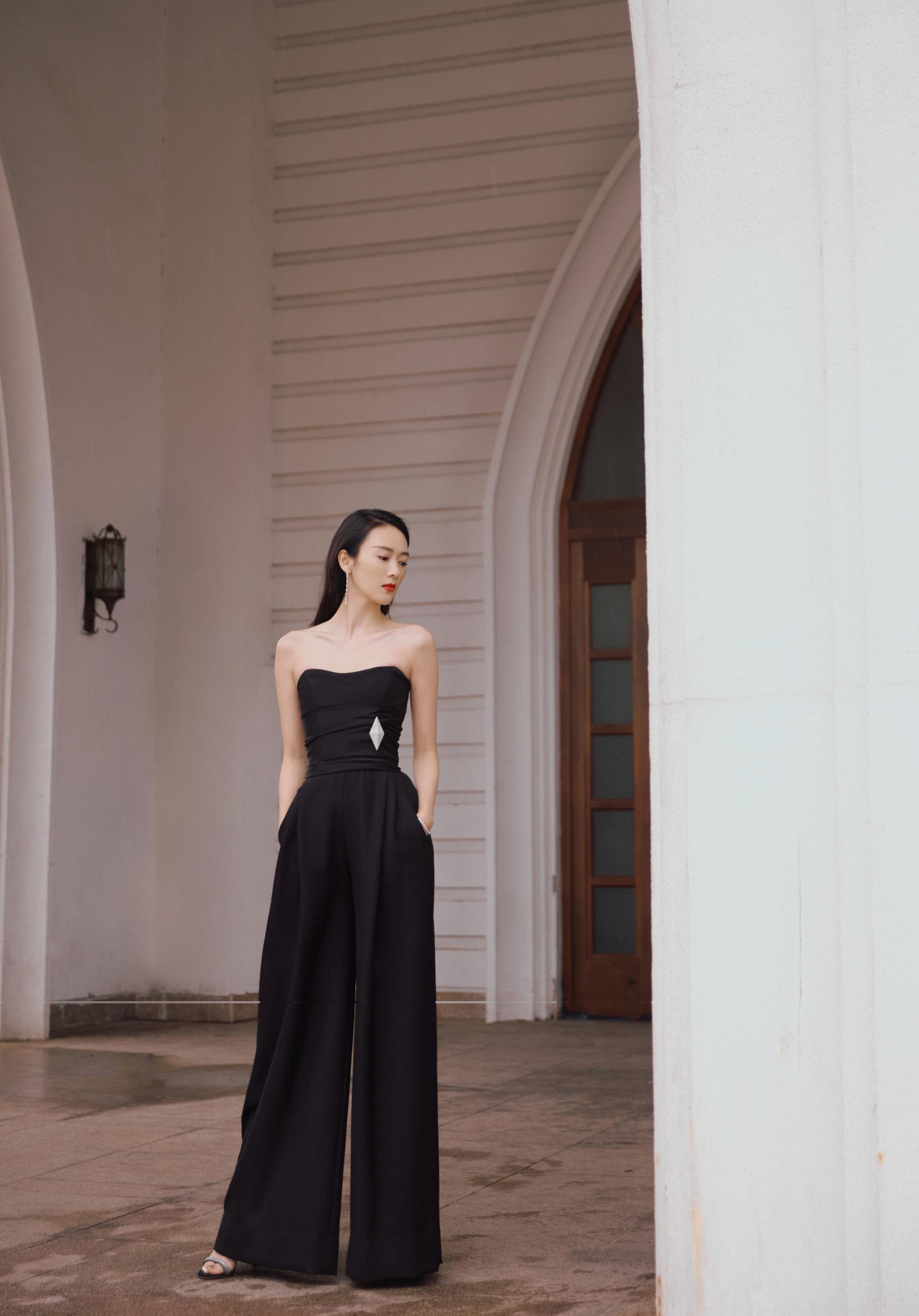 演员@童瑶 受邀出席,一身黑色连体裤造型亮相气场全开