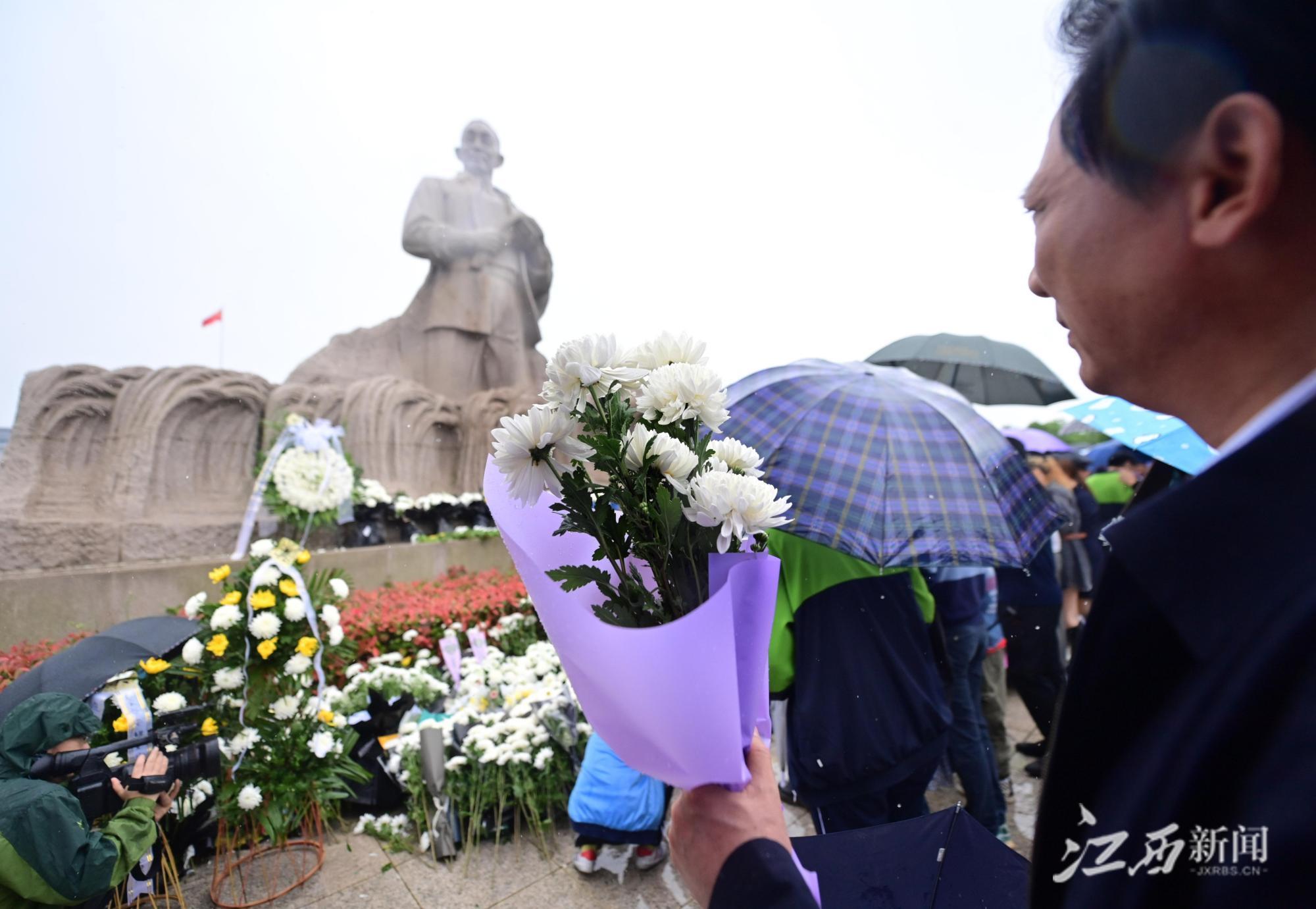 九江:德安县千余名市民自发悼念袁隆平院士休闲区蓝鸢梦想 - Www.slyday.coM 九江:德安县千余名市民自发悼念袁隆平院士休闲区蓝鸢梦想 - Www.slyday.coM