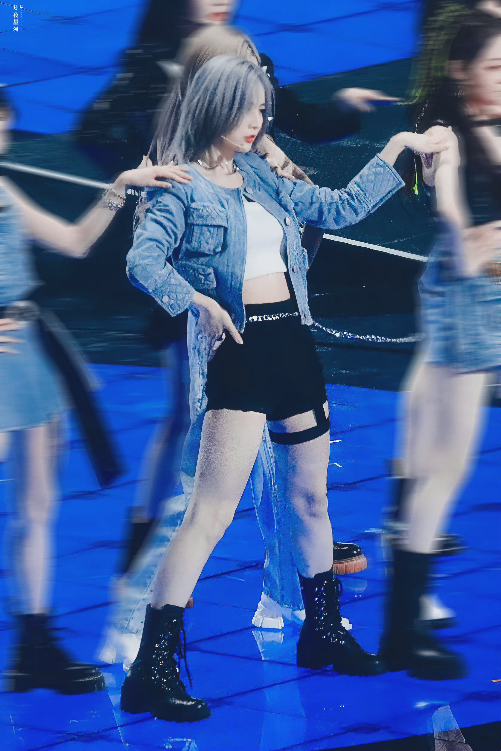 赵粤|818舞台造型 这是什么人间高质量舞台! 露脐背心77腿环!