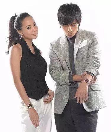 关颖婚后就逐渐淡出了演艺圈,过起了相夫教子的生活.