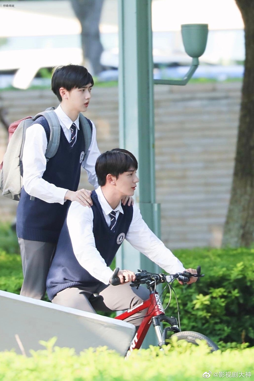 夏之光骑单车载焉栩嘉路透来了,两个人穿着学生制服,校园剧即视感
