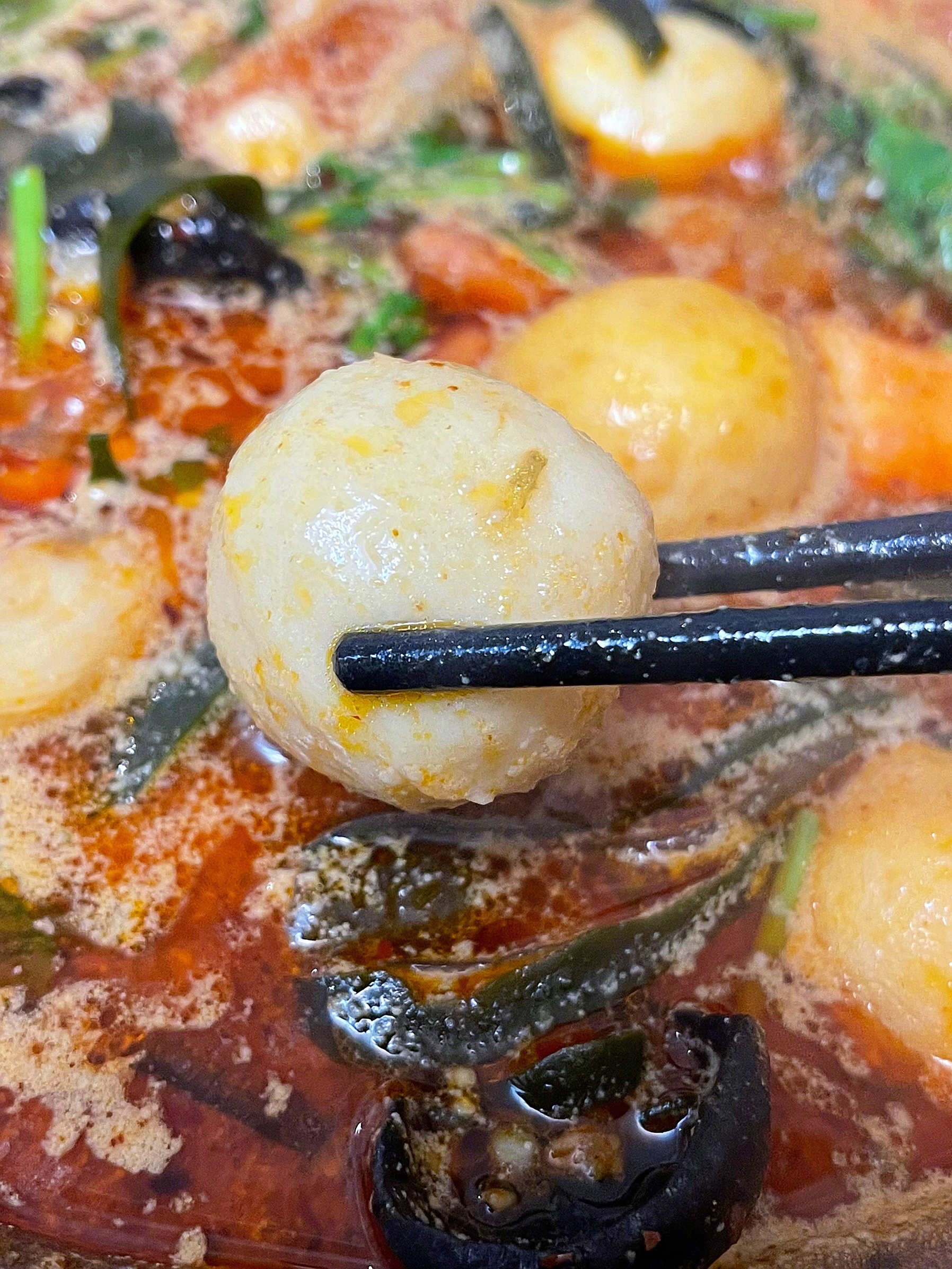 炖了个麻辣烫,放鸡汤,放青菜,放粉条,放鱼丸蟹柳,放芝麻酱