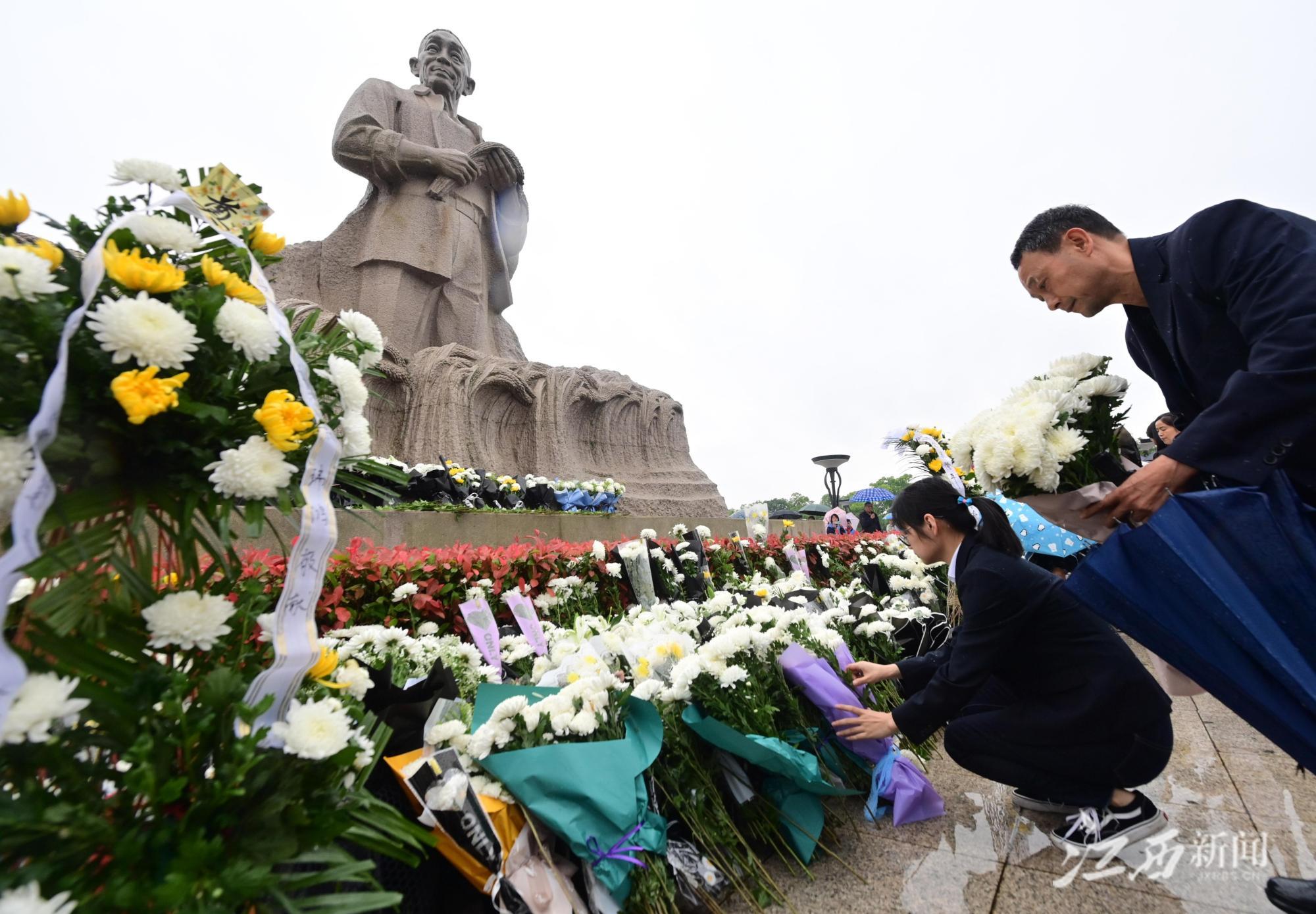 九江:德安县千余名市民自发悼念袁隆平院士休闲区蓝鸢梦想 - Www.slyday.coM 九江:德安县千余名市民自发悼念袁隆平院士休闲区蓝鸢梦想 - Www.slyday.coM