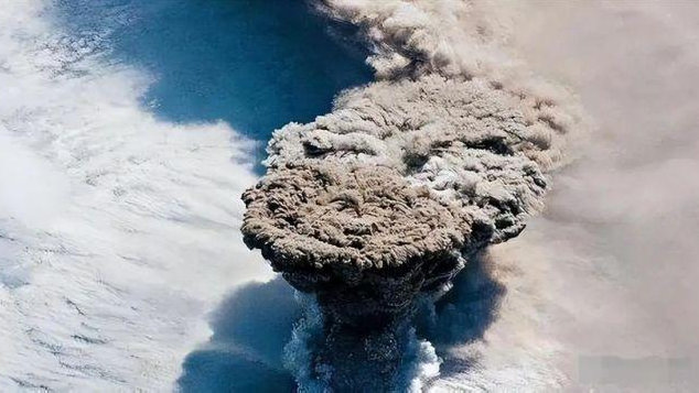 今年汤加火山喷发时,仅向平流层就送水1亿多吨,正在破坏臭氧层