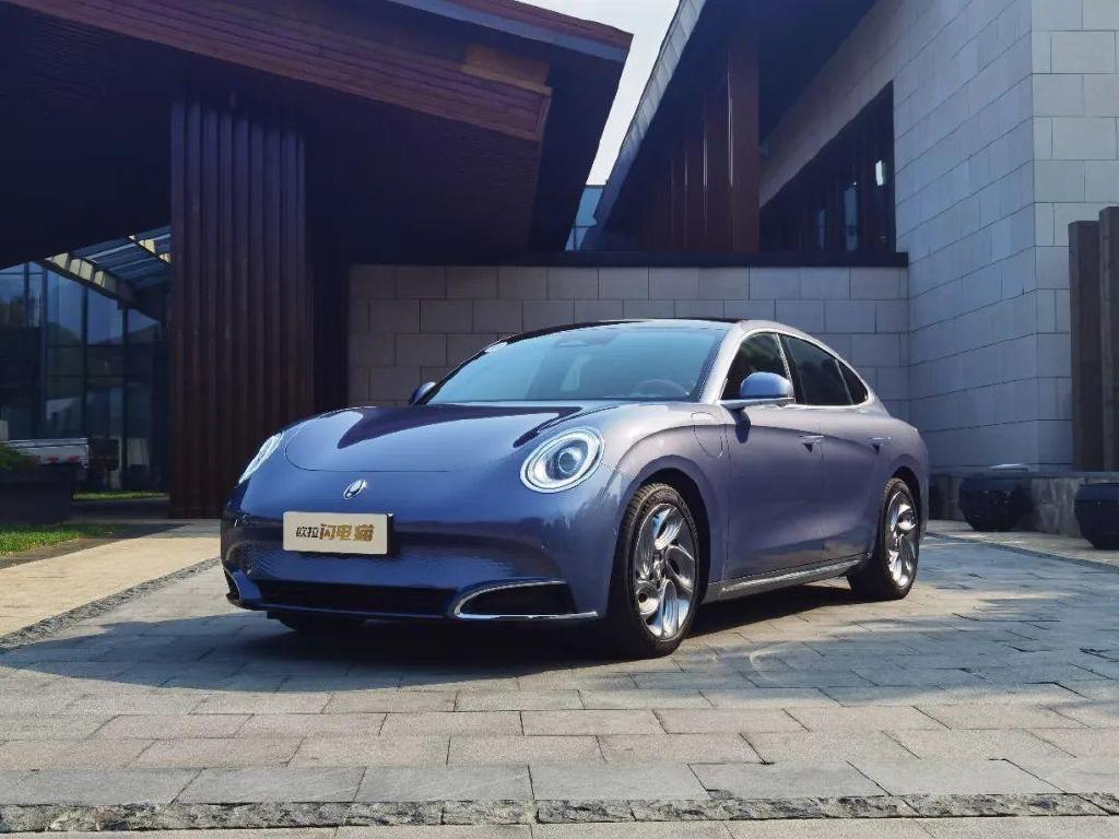 尽管流星猫的前脸很像宾利的帕拉梅拉(实用性|网上申购),但后者的前脸