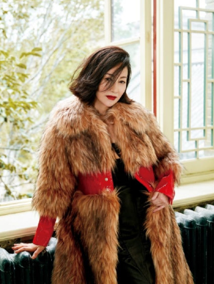 62岁惠英红近照曝光,一脸冻龄状态超好,赞秋季美景想旅行|惠英红|冻龄