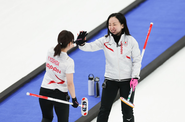 北京冬奥会冰壶女子循环赛日本队胜加拿大队