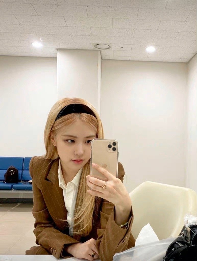 rosé 对镜自拍合集__财经头条