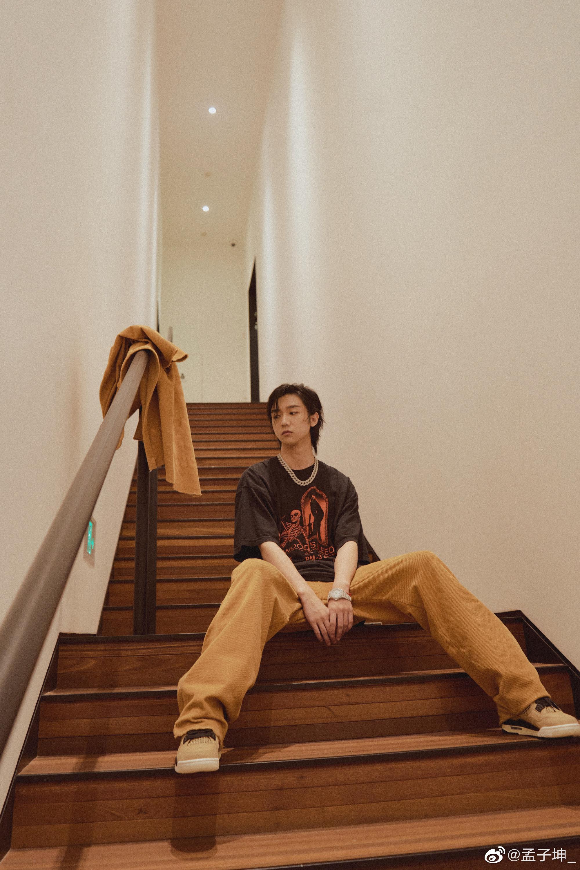 孟子坤挂素人照片被大家说不合适,你觉得这波孟子坤做的对吗_高清图集