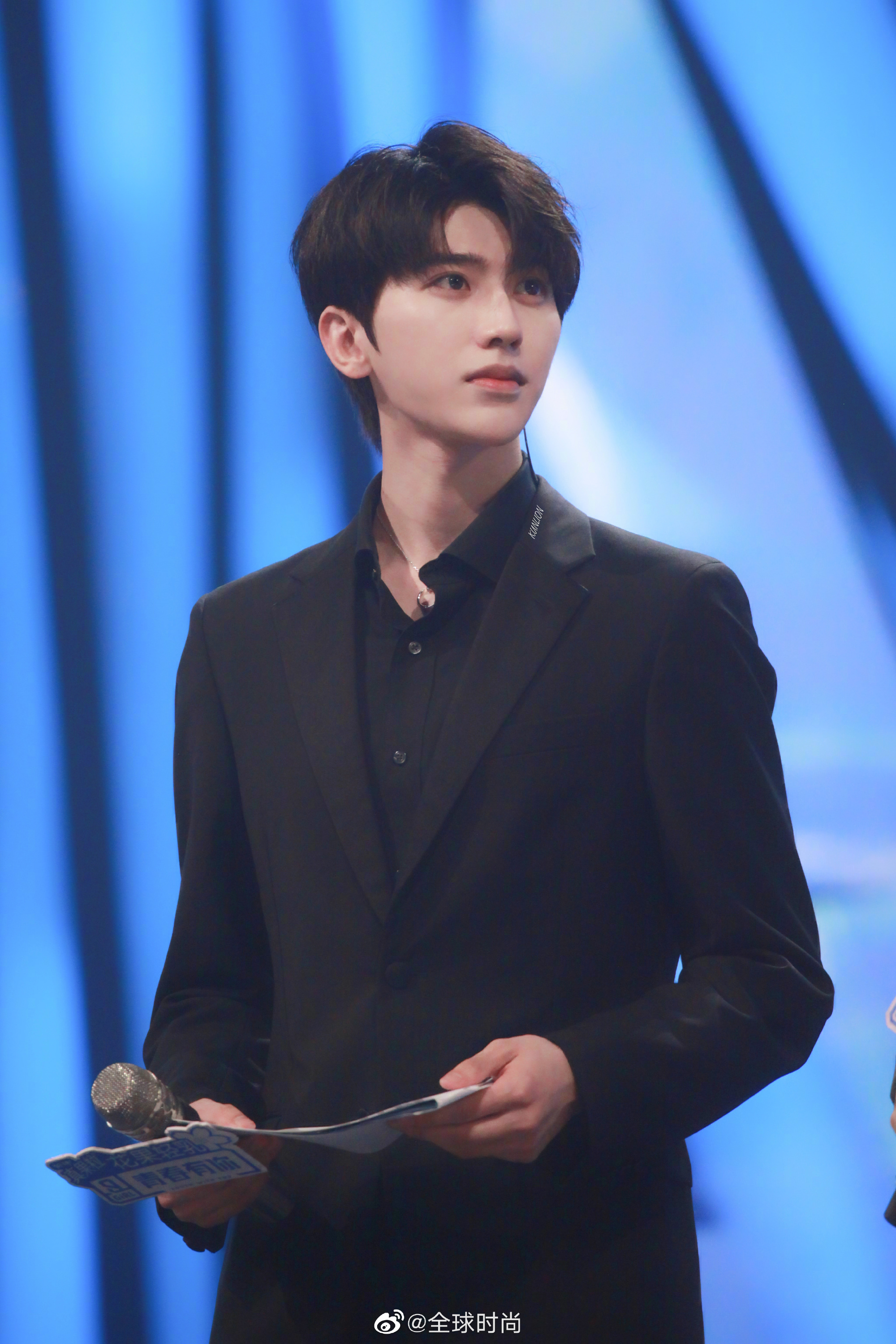 蔡徐坤西装造型小合集.不同风格的衣服穿出不同的气质和魅力