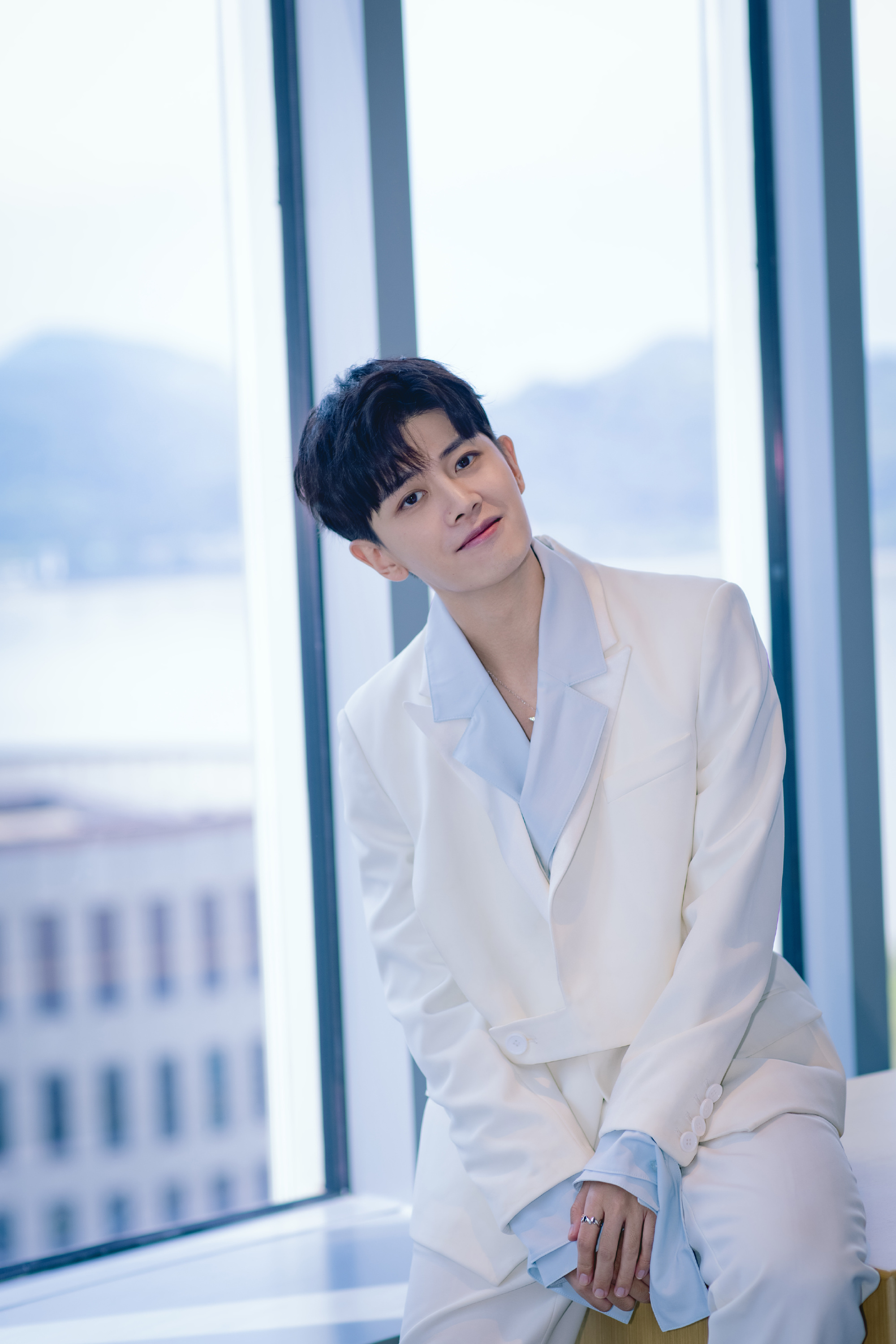 任嘉伦|直播造型图 纯白西装淡蓝色内搭,超有设计感!