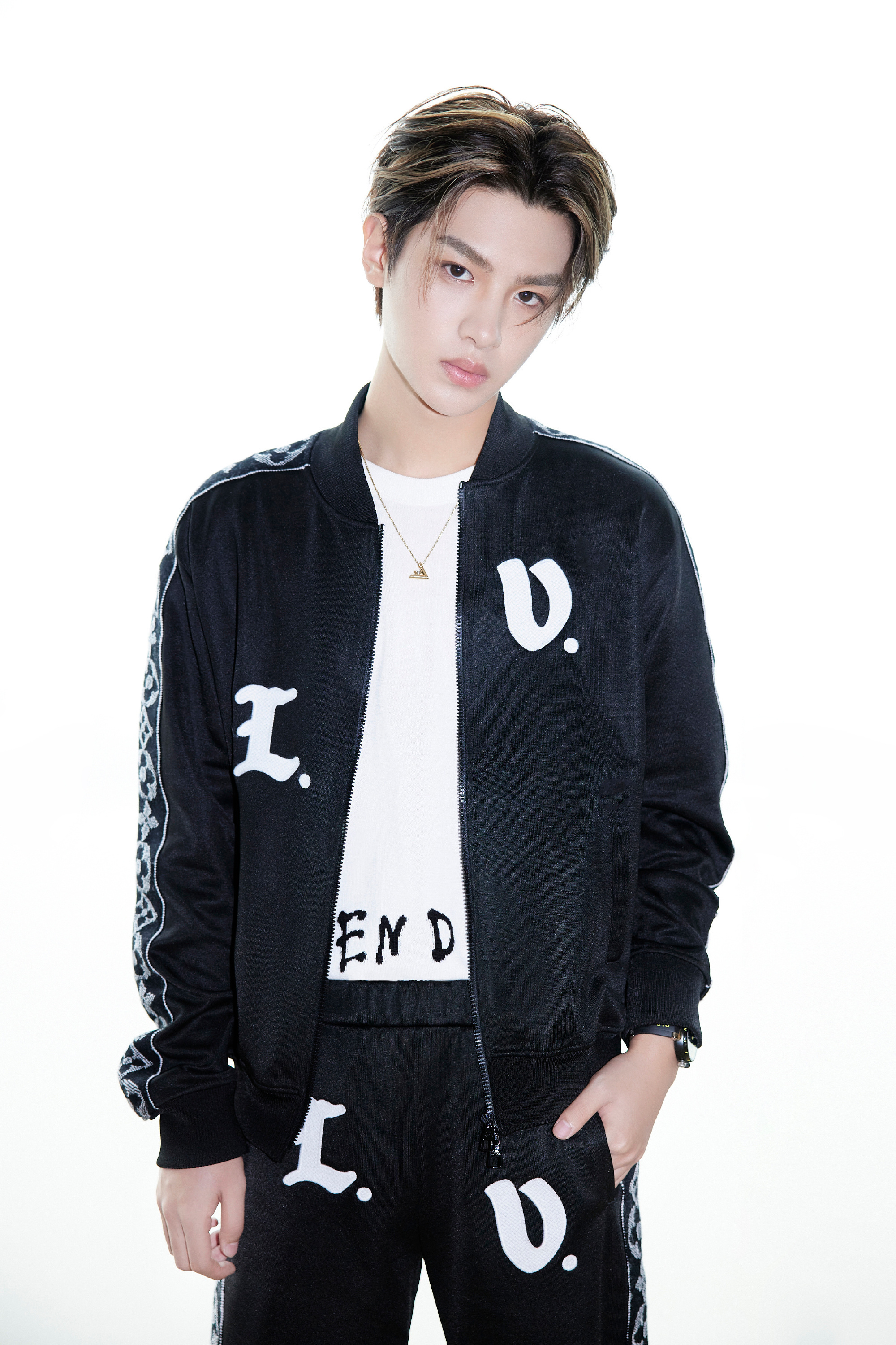 黄明昊|今日直播造型图 黑色休闲套装白色内搭