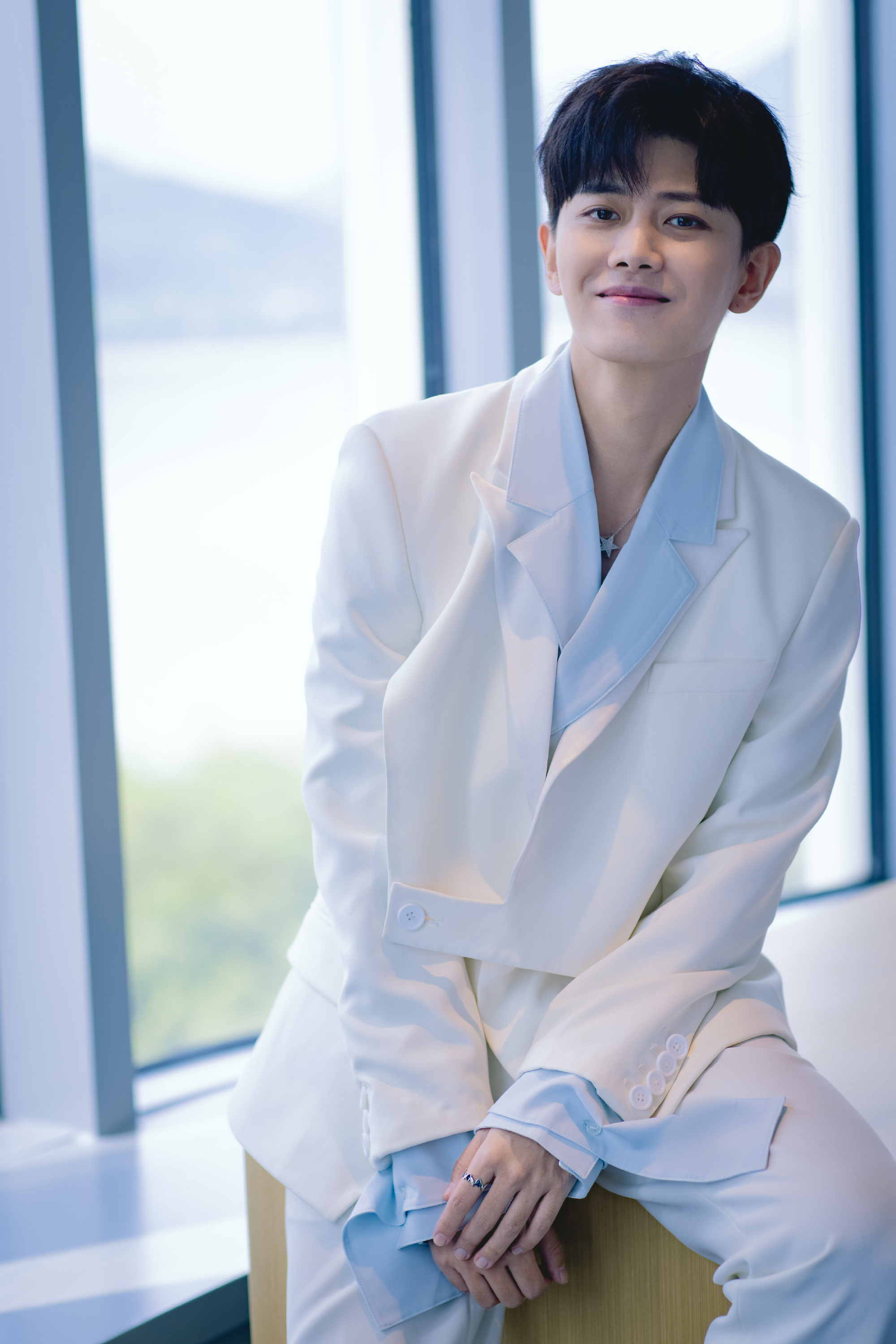 任嘉伦|直播造型图 纯白西装77淡蓝色内搭,超有设计感!