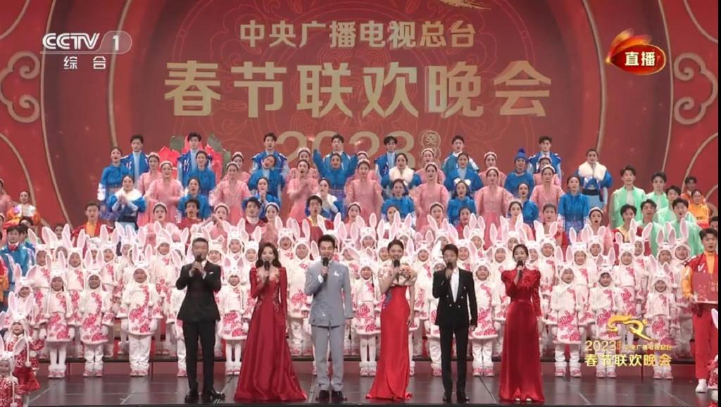 《新闻联播》公布央视元宵晚会主持人，沿用春晚阵容，礼服各有特色