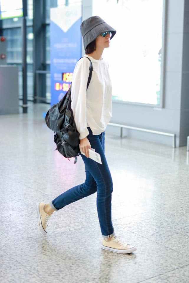 袁泉现身,穿白色的圆领衬衫搭牛仔裤,打扮清新的样子可美了!