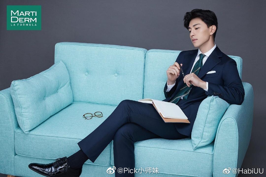 邓伦穿衬衫西裤身材看起来太好了,好有魅力