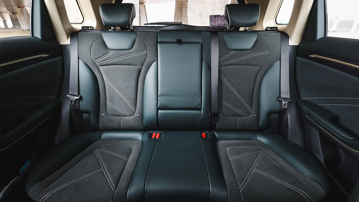 三排座椅左右两侧不平整