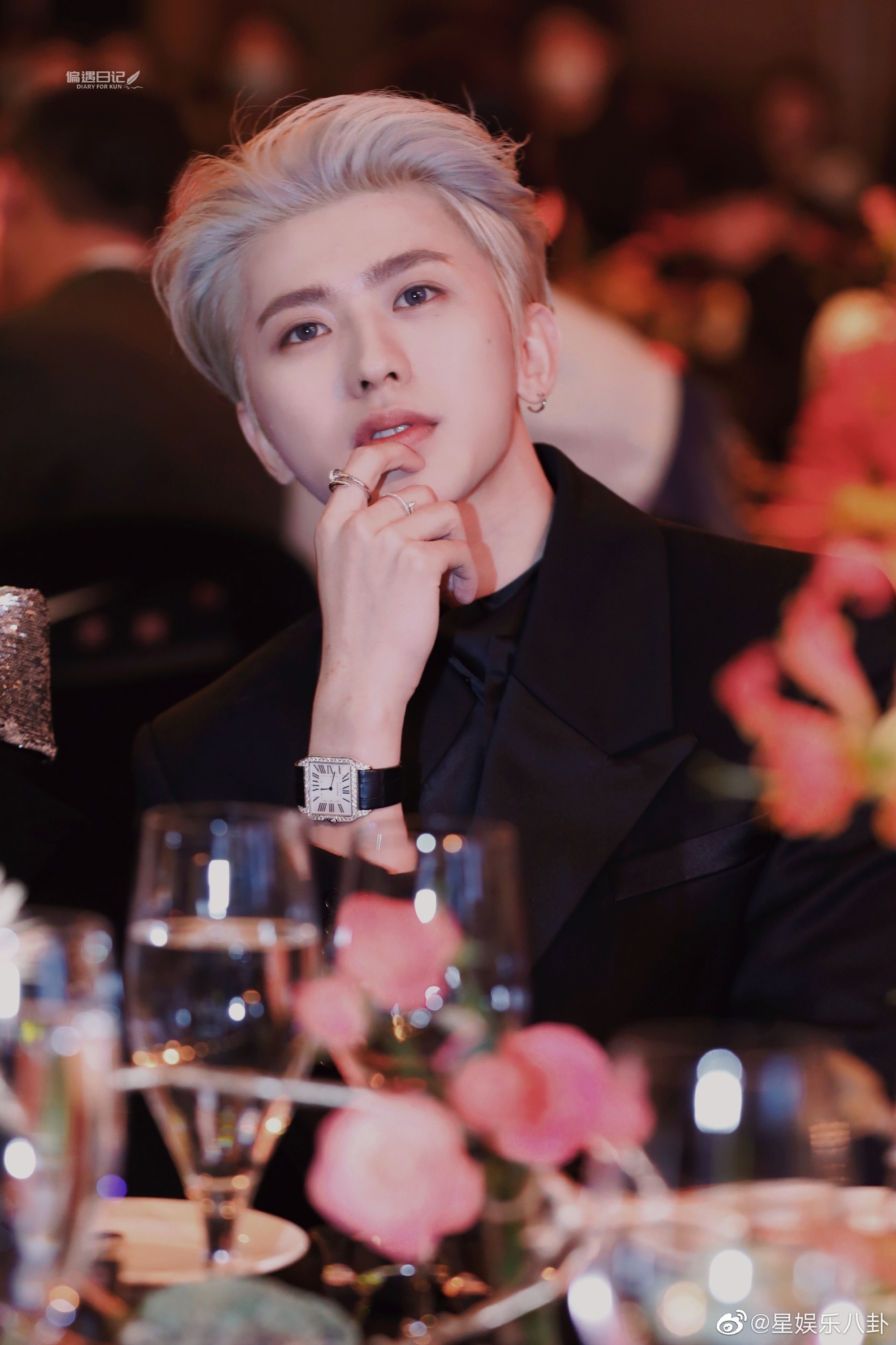 蔡徐坤cosmo时尚盛典饭拍更新_高清图集_新浪网