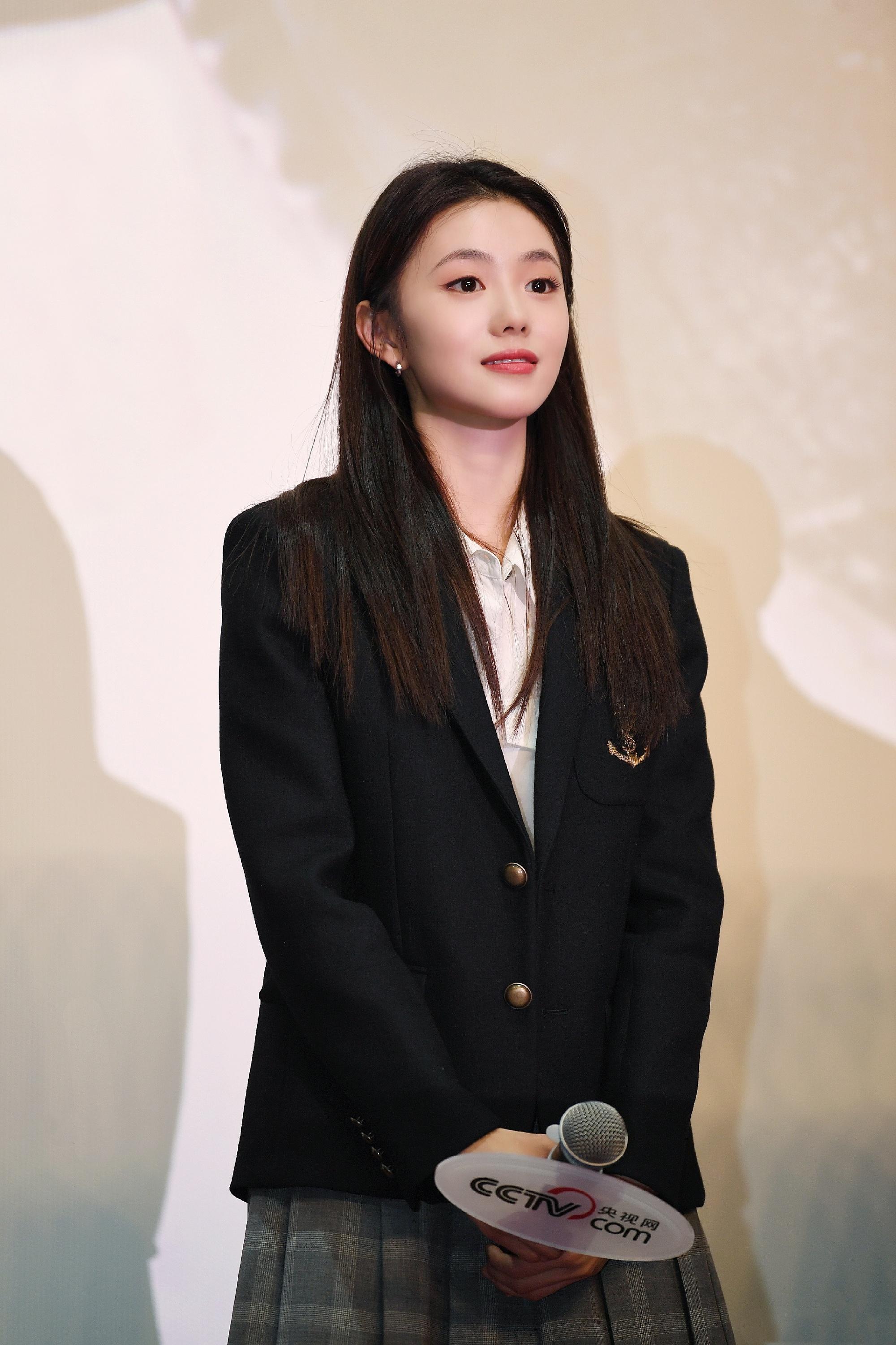 新谋女郎受重视高调随张艺谋现身大青衣气场碾压刘浩存