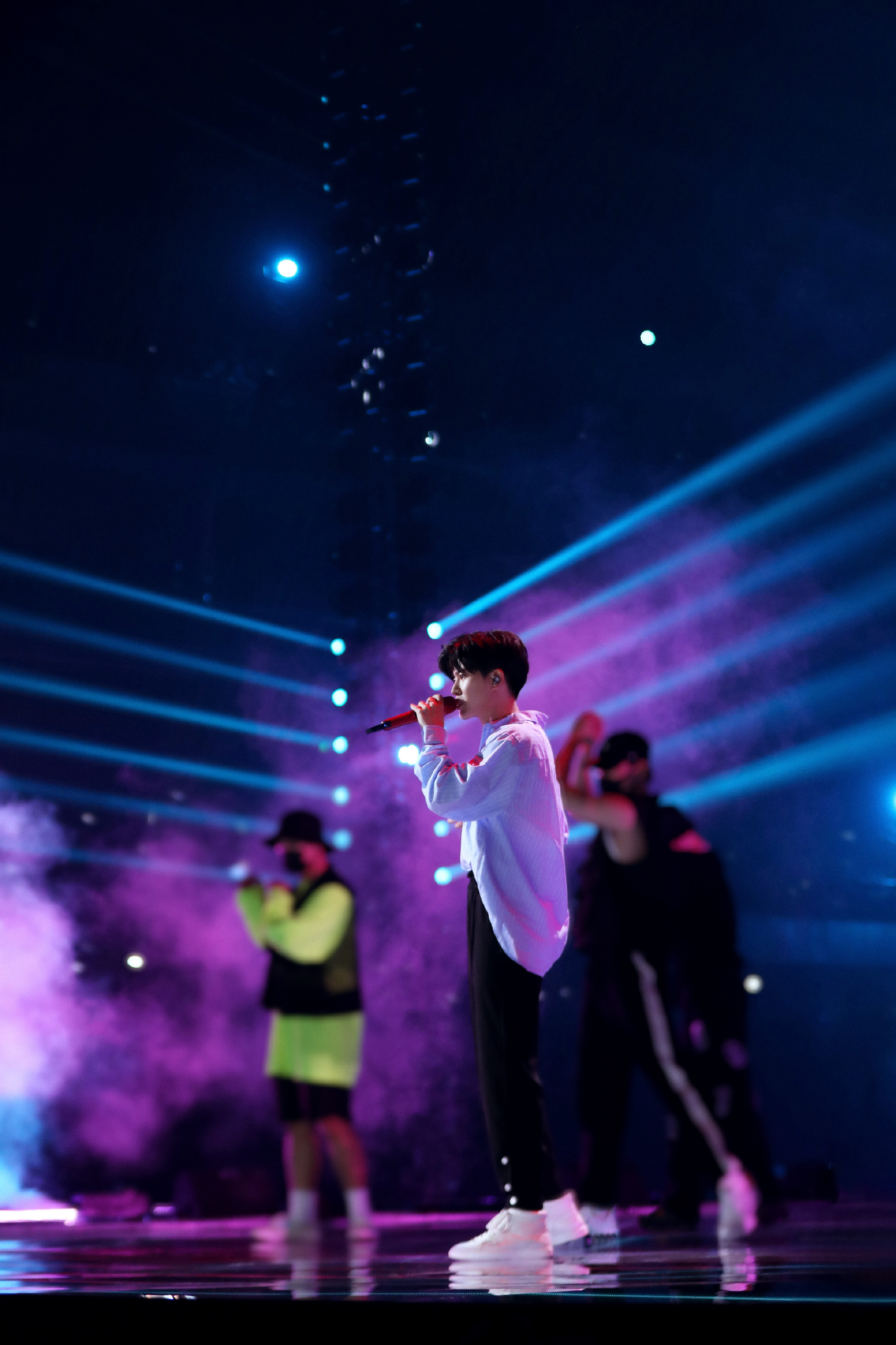 任嘉伦排练舞台照,红话筒,全开麦,任嘉伦yyds!