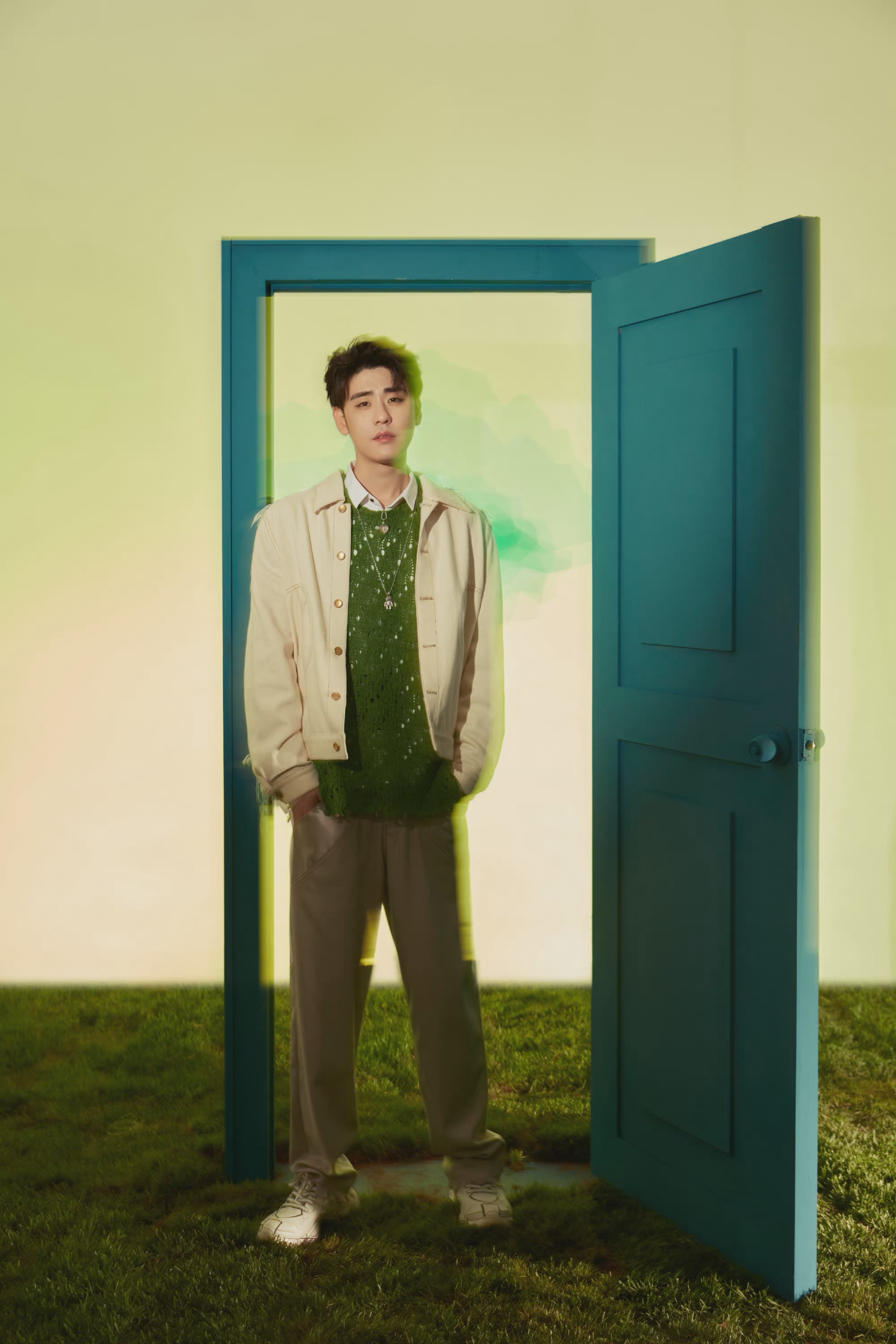 张云雷|彩云写真 白色外套绿色内搭 现代感与时尚感并存