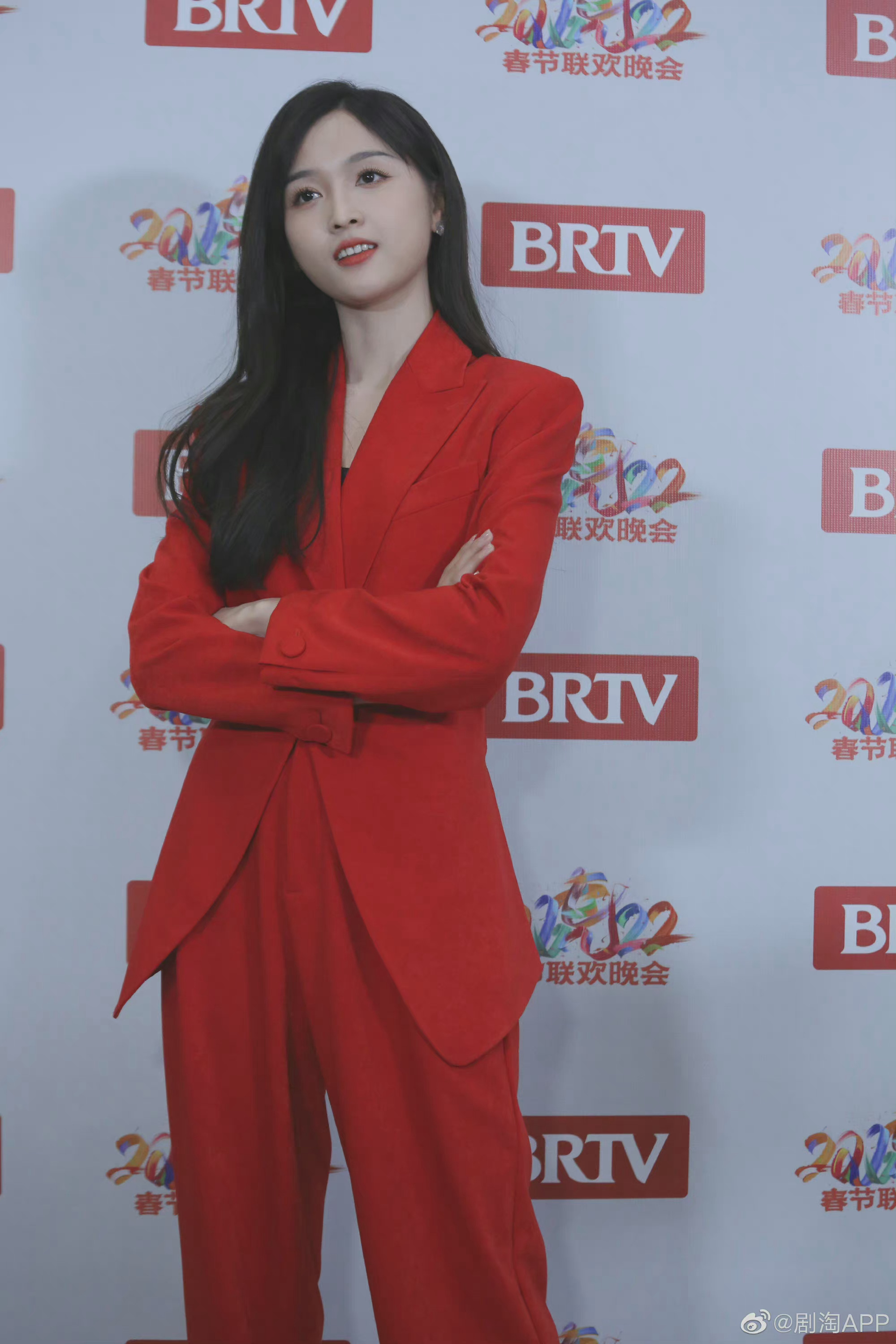 吴宣仪北京卫视群访图 红色西装好亮好喜庆