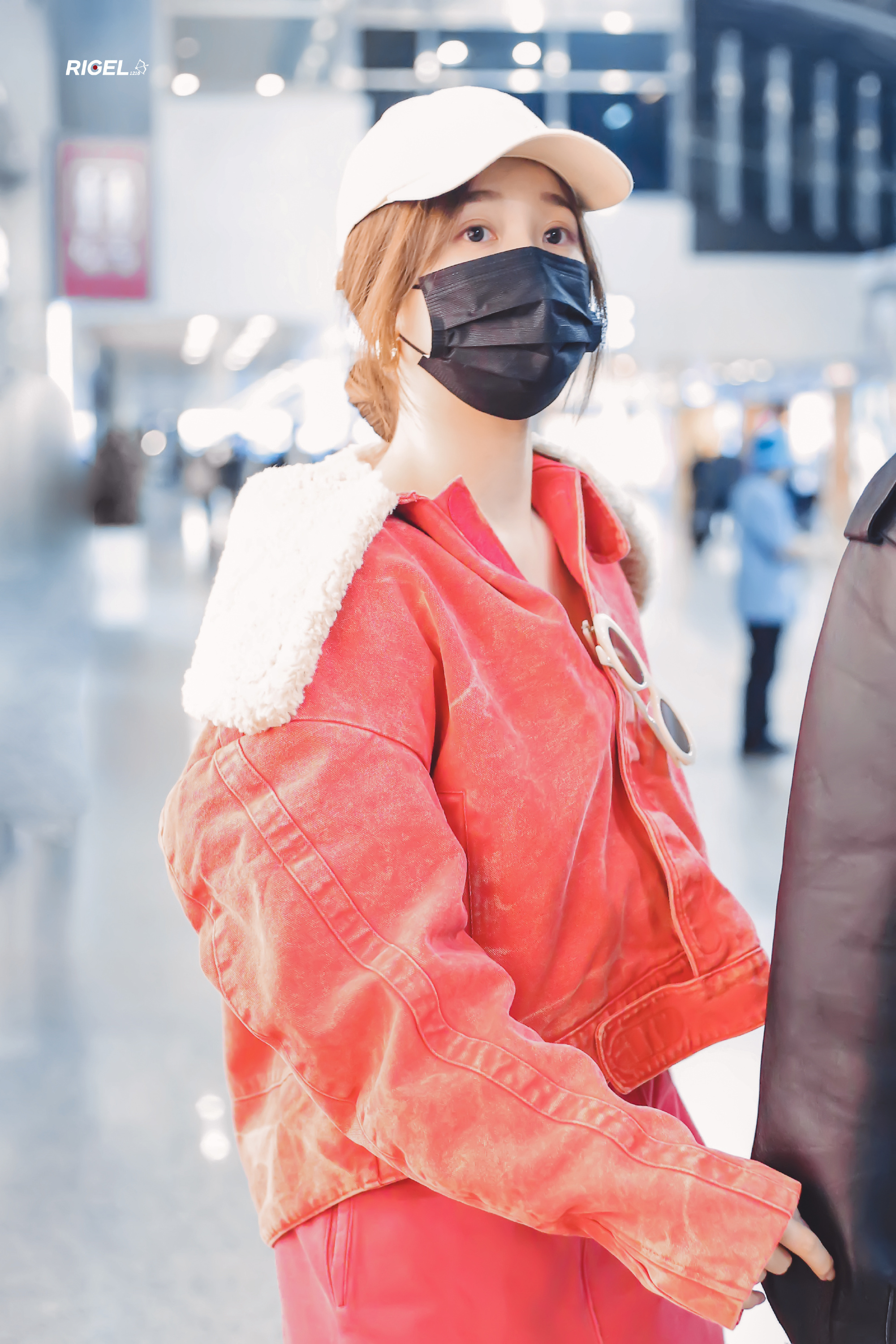 虞书欣今日份机场饭拍图 红红火火出发啦