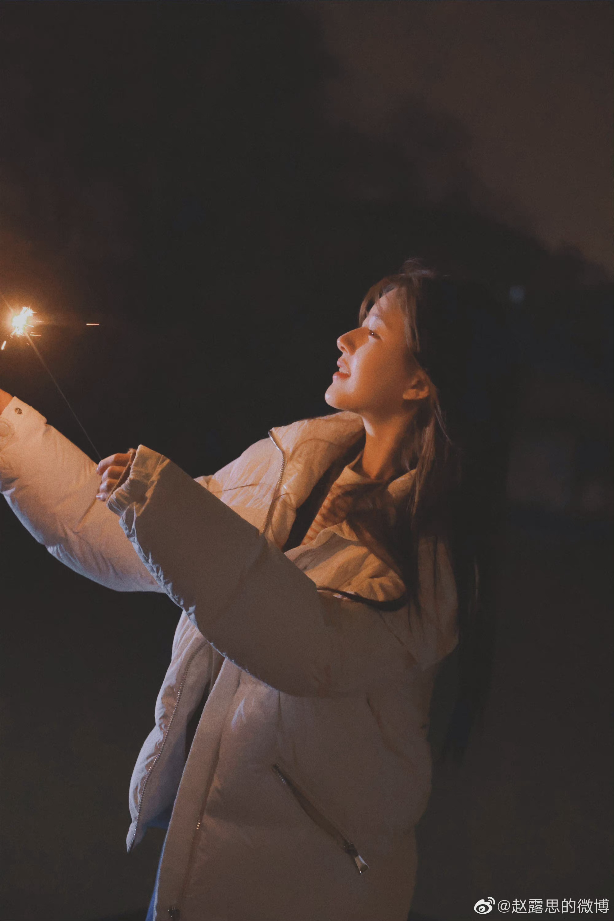 美女仙女棒烟花图片