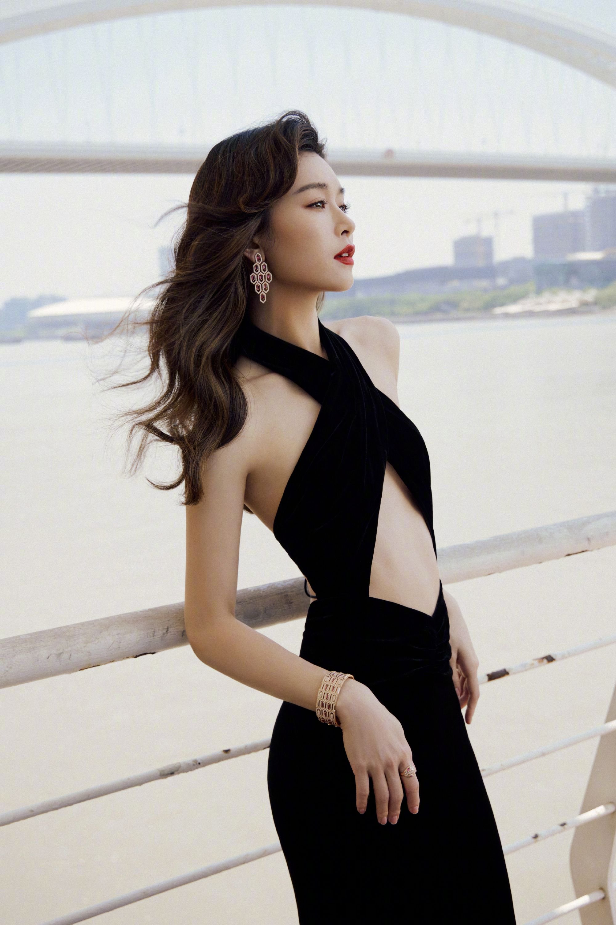 文咏珊今日一袭修身黑色礼服出镜……_高清图集_新浪网