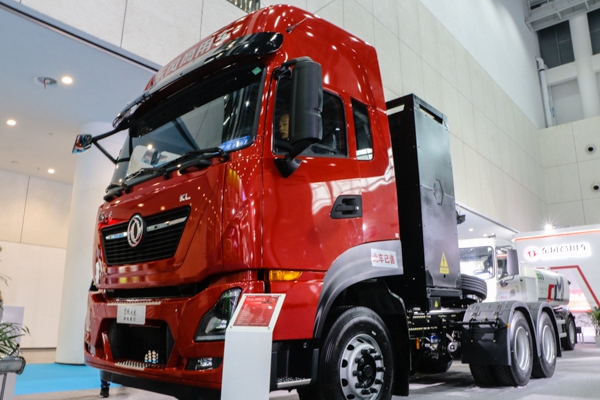 牵引车可靠之选实拍2款东风天龙kl新能源车型|卡车之友网-新浪汽车