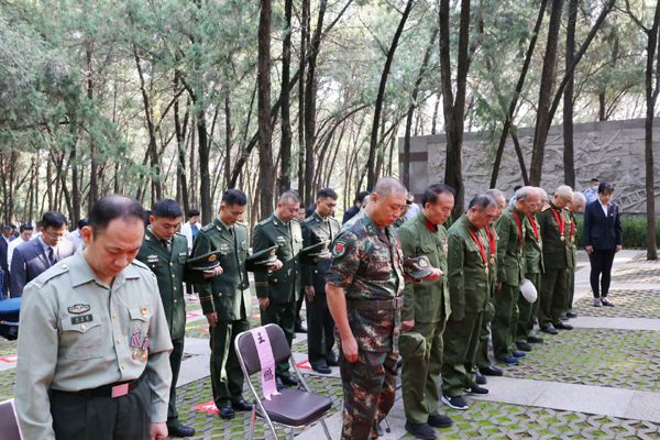 烈士纪念日，济南历城区组织各界人士向英雄烈士敬献花篮休闲区蓝鸢梦想 - Www.slyday.coM