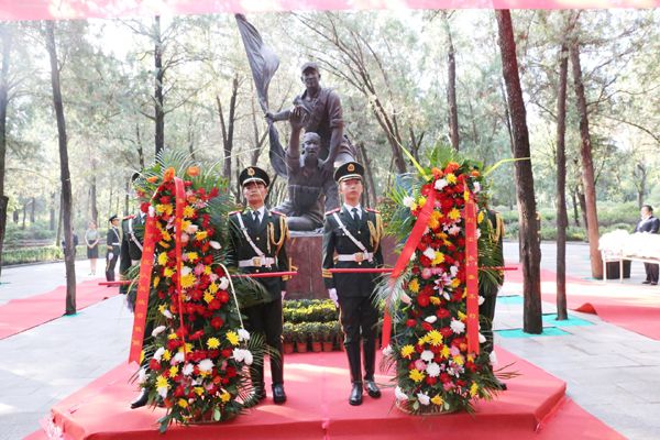 烈士纪念日，济南历城区组织各界人士向英雄烈士敬献花篮休闲区蓝鸢梦想 - Www.slyday.coM