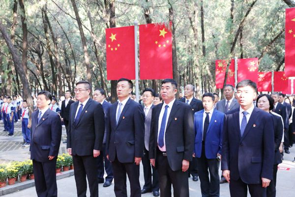 烈士纪念日，济南历城区组织各界人士向英雄烈士敬献花篮休闲区蓝鸢梦想 - Www.slyday.coM