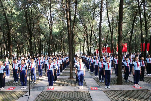 烈士纪念日，济南历城区组织各界人士向英雄烈士敬献花篮休闲区蓝鸢梦想 - Www.slyday.coM