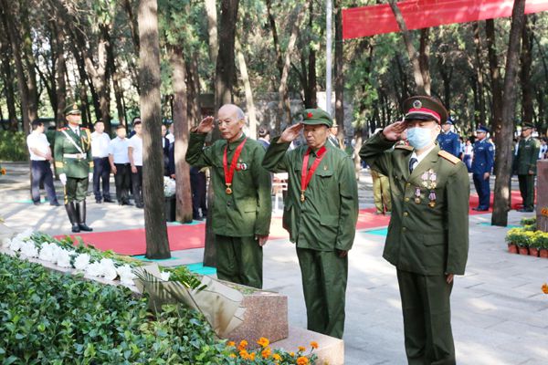 烈士纪念日，济南历城区组织各界人士向英雄烈士敬献花篮休闲区蓝鸢梦想 - Www.slyday.coM