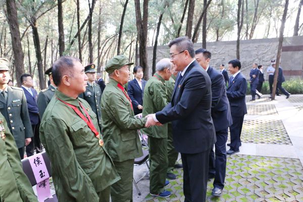 烈士纪念日，济南历城区组织各界人士向英雄烈士敬献花篮休闲区蓝鸢梦想 - Www.slyday.coM