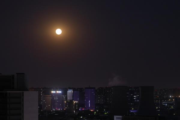 火烧云，超级月亮齐上阵 今天郑州的天空有点魔幻休闲区蓝鸢梦想 - Www.slyday.coM
